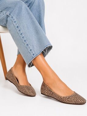 Toms Size 9 Women’s Leopard-Print Ballet Flats in Beige